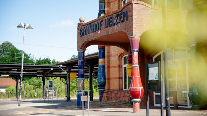 Bahnhof Uelzen Haupteingang des Hundertwasserbahnhofs in Uelzen