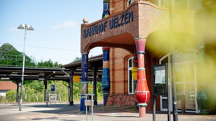Haupteingang des Hundertwasserbahnhofs in Uelzen
